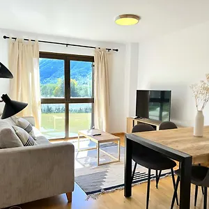 https://apartament-amb-vistes-i-llumins-al-centre-desterri.catalonia-hotels.com